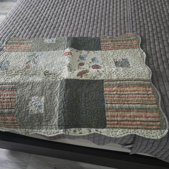 Patchwork Quilt in Greenand Cream Farmhouse Style - Picture 5 of 10